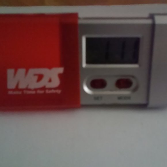 Small Travel Clock In Hard Plastic Case 1 AAA Battery - Picture 2 of 4